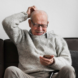 微笑老人疗养院使用智能手机