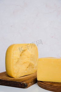 高达奶酪块木砧板反对大理石纹理背景