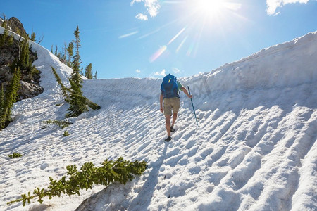 攀爬雪山摄影照片_夏季在雪山中的攀登