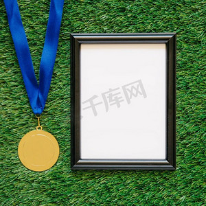 足球模板摄影照片_足球背景与框架奖牌