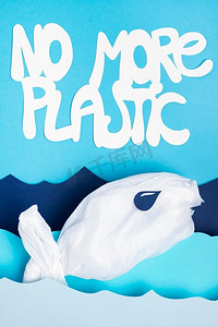 顶视图塑料鱼与纸海浪没有更多的塑料