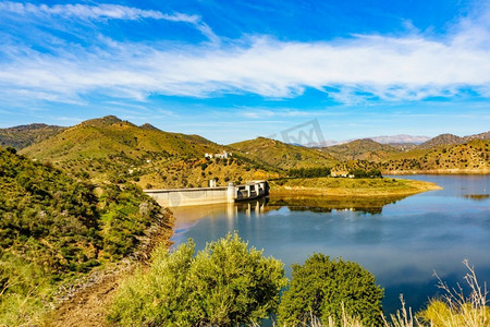 西班牙风景。卡萨索拉大坝和周围的乡村，马拉加省在安达卢西亚，西班牙。西班牙安达卢西亚的卡萨索拉大坝