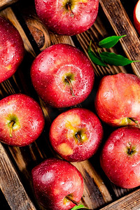 吉县苹果摄影照片_新鲜的自制苹果在木背景。高质量的照片。新鲜的自制苹果在木背景。