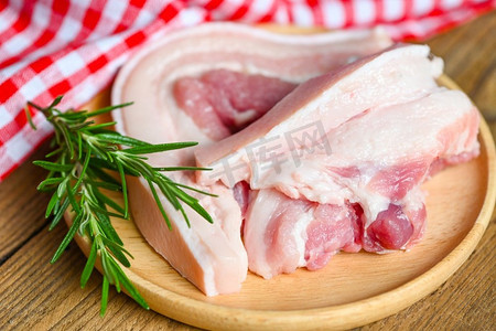 生鲜背景摄影照片_迷迭香木盘猪肉，生鲜五花肉，猪皮猪皮-俯瞰
