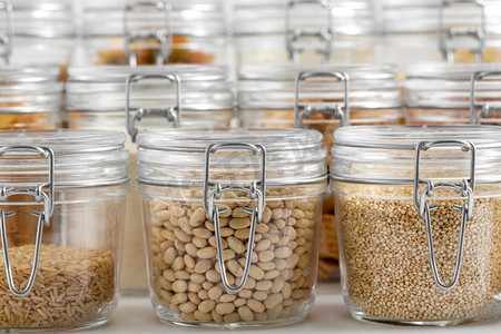 食物储存，烹饪和储存概念—在桌子上装有不同谷物或杂货的罐子。用谷物或杂货罐特写镜头