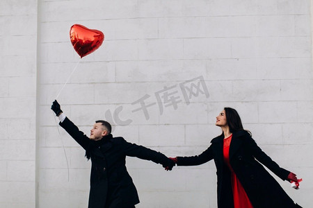 创意情侣带着红色气球
