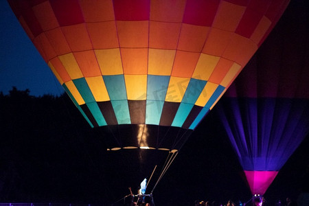 卡通球形摄影照片_夜间飞行的热气球