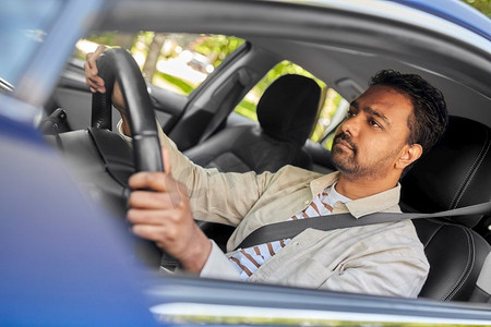 运输、车辆和人的概念—印度男子或司机驾驶汽车。印度男子或司机驾驶汽车