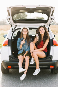 冰淇淋车摄影照片_女人坐在汽车与冰淇淋