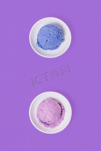 渐变极简摄影照片_极简主义的蓝色紫罗兰勺子冰淇淋