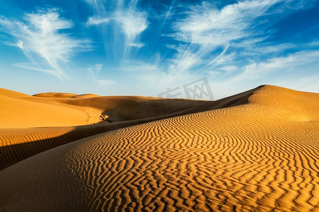 thar摄影照片_萨姆塔尔沙漠的沙丘在美丽的天空下。印度拉贾斯坦邦。沙漠中的沙丘