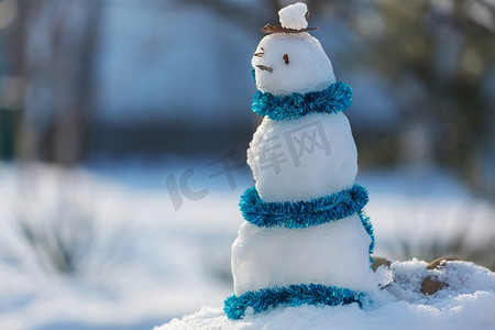 雪地里的漂亮雪人2021年新年约会背景