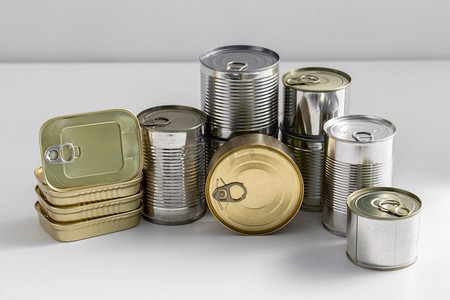 食物，吃和保存概念—密切的锡罐与保存在桌子上。近拍的锡罐与腌制食品在桌子上