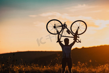 逐步提高摄影照片_骑自行车的silhoutte与自行车提高到天空比赛和胜利概念