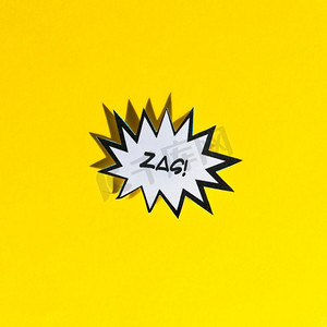 黑色背景白色边框摄影照片_黑色边框黄色背景的Zagg白色漫画演讲泡泡
