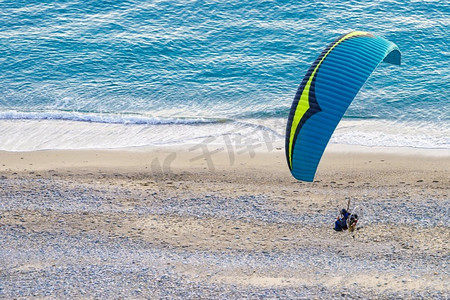 滑翔伞飞过海滩海岸。滑翔伞。极限运动..滑翔伞飞越海岸