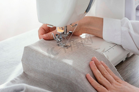 女裁缝在缝纫机上工作