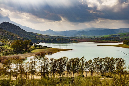 西班牙内陆自然景观。瓜达霍斯湖，阿尔达莱斯水库，马拉加安达卢西亚，西班牙。西班牙安达卢西亚内陆景观