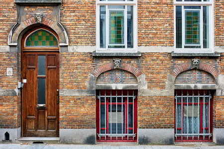 布鲁姆思维层级摄影照片_门和窗户的老房子，布鲁日（布鲁日），比利时。布鲁日，比利时