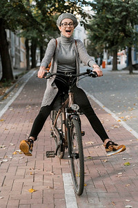 可爱的女人在她的自行车周围胡闹2