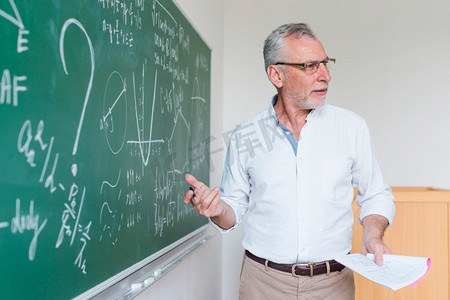 上了年纪的数学老师讲解公式课堂