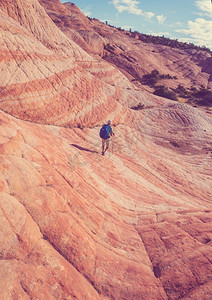 在犹他州山区徒步旅行。在不寻常的自然景观中徒步旅行。神奇的形成砂岩地层。