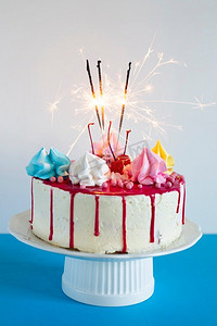 带烟火的生日蛋糕