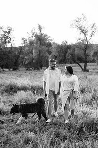 大通摄影照片_大狗散步与一个男孩和一个女孩在绿色草原