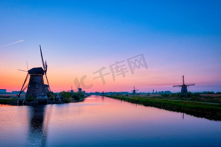 暮色中，荷兰著名旅游景点Kinderdijk上的荷兰乡村风景画和风车。荷兰Kinderdijk的风车。荷兰