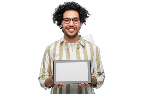 技术与人的概念-戴着眼镜的快乐年轻人，白色背景上的平板电脑。拥有平板电脑的快乐年轻人