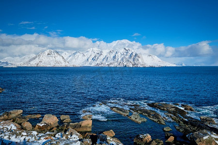 冬天的罗福滕群岛和挪威海上白雪覆盖的群山。罗福腾群岛，挪威。冬天的罗福滕群岛和挪威海，挪威