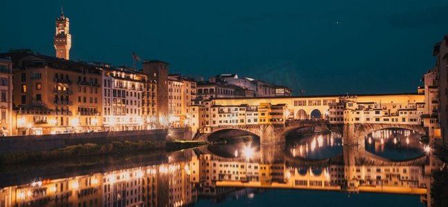 意大利佛罗伦萨，夜晚的阿尔诺河上的维奇奥桥