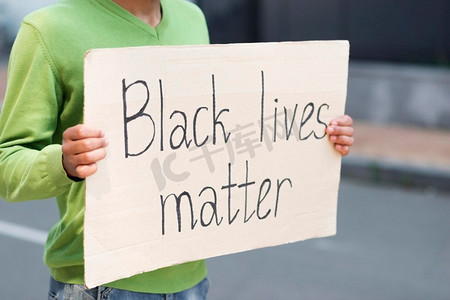 lives摄影照片_Black Lives Matter概念引用纸板