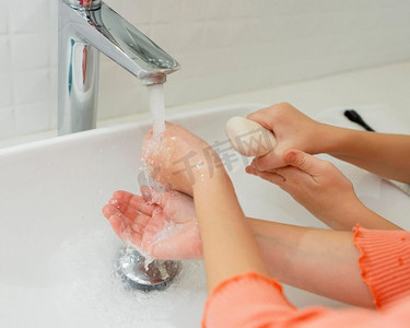 小孩子洗手
