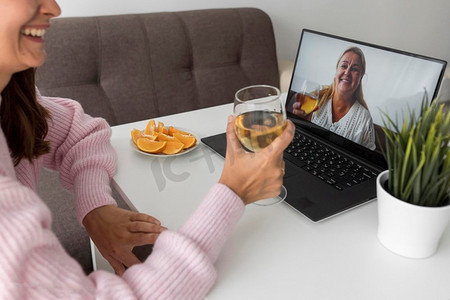 女性居家隔离与朋友的笔记本电脑一起喝酒