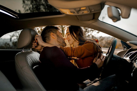 中等拍摄夫妇被浪漫的汽车