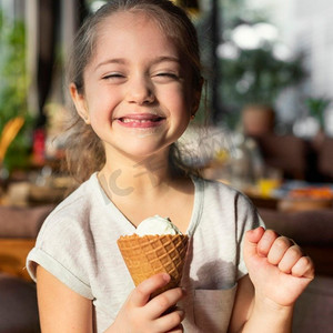 可爱冰淇淋摄影照片_中等射击快乐的女孩与冰淇淋