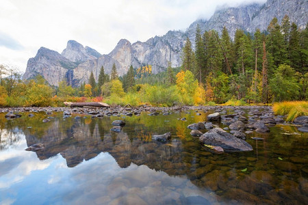 美国加利福尼亚州优胜美地国家公园美丽的秋季