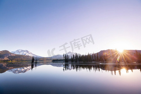 美国俄勒冈州清晨群山中宁静美丽的湖水。