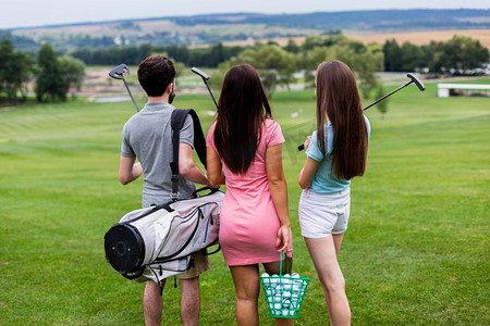 女人的背摄影照片_有高尔夫球装备的后视眼朋友