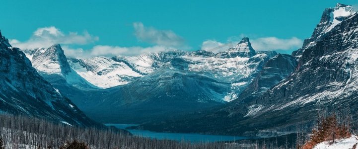 冬天，美国蒙大拿州冰川国家公园，风景秀丽的白雪覆盖的山峰。Instagram过滤器。