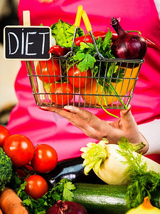 素食标志摄影照片_购物篮与饮食标志和许多五颜六色的蔬菜。健康的饮食生活方式，素食。购物与节食蔬菜
