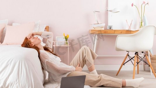 疲惫的女人下班回家床室内一角