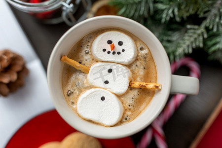 圣诞，寒假，休闲概念--咖啡里的棉花糖雪人特写。圣诞节，一杯咖啡里的棉花糖雪人