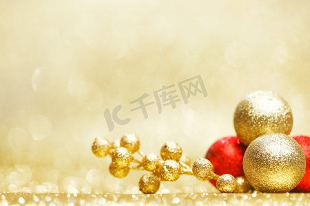 2018狗年金色中国风摄影照片_闪闪发光的金色背景上五颜六色的圣诞装饰品。圣诞装饰品