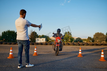 安全摩托车摄影照片_ 练习，当然，圆锥，摩托车