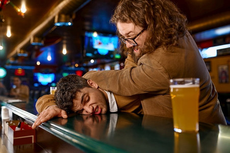 年轻的醉酒男子在酒吧打架.吧人物特写