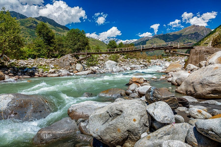 比亚斯河上的木桥，靠近马纳利在Kullu山谷，喜马偕尔邦，印度。印度喜马偕尔邦Kullu Valley的Beas River
