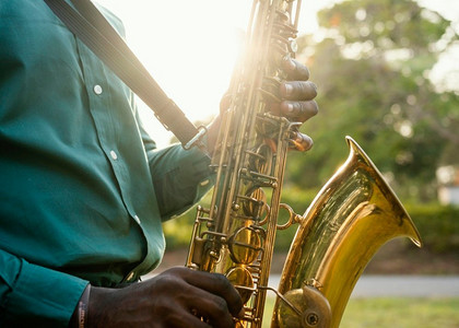 次中音号摄影照片_庆祝国际爵士乐日 1 的人萨克斯风低音号