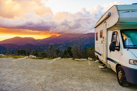 日落时山上的大篷车房车。法国的Verdon Gorge。用露营车冒险。日落时分，法国山上的房车露营者。